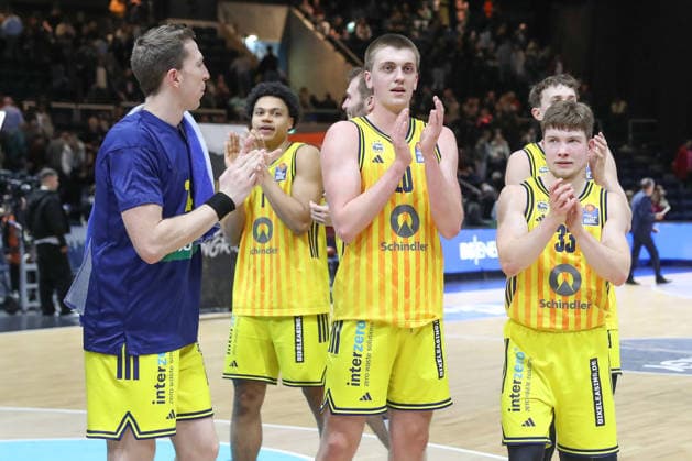 29.03.2026, xgox, Basketball - easyCredit BBL Basketball Loewen Braunschweig - Alba Berlin emspor, v.l. Nevio Bennefeld (Alba Berlin, 22), J Wan Roberts (Alba Berlin, 13), Justin Bean (Alba Berlin, 34), Anton Nufer (Alba Berlin, 20), Bennet Hundt (Alba Berlin, 33) Jubel ueber den Sieg, Jubel nach Spielende Braunschweig