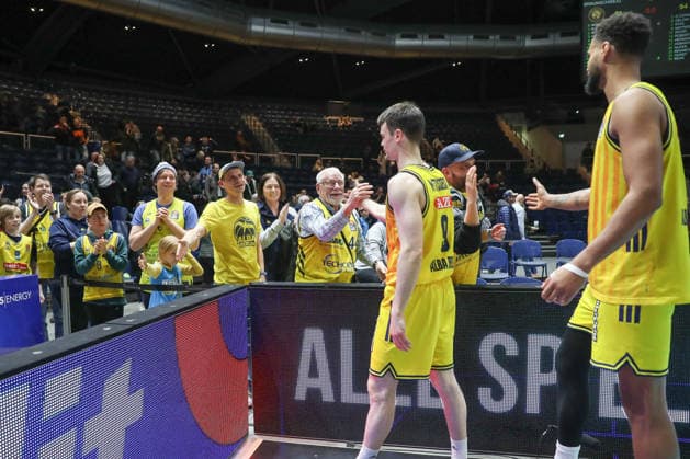 29.03.2026, xgox, Basketball - easyCredit BBL Basketball Loewen Braunschweig - Alba Berlin emspor, v.l. Die Mannschaft um Jonas Mattisseck (Alba Berlin, 9) klatscht mit den Fans ab Braunschweig