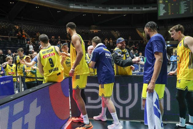 29.03.2026, xgox, Basketball - easyCredit BBL Basketball Loewen Braunschweig - Alba Berlin emspor, v.l. Die Mannschaft um Jonas Mattisseck (Alba Berlin, 9) klatscht mit den Fans ab Braunschweig