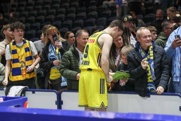 29.03.2026, xgox, Basketball - easyCredit BBL Basketball Loewen Braunschweig - Alba Berlin emspor, v.l. Jonas Mattisseck (Alba Berlin, 9) schreibt Autogramme Braunschweig