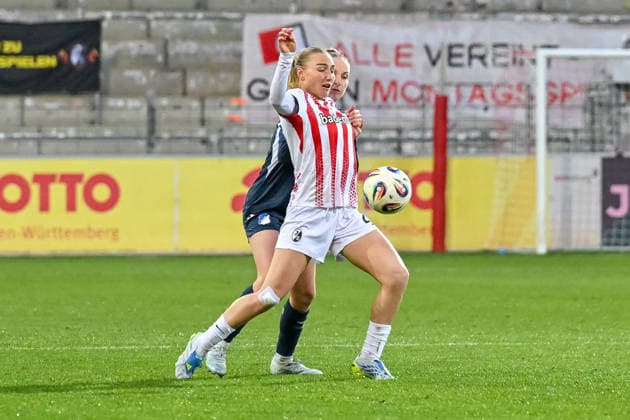 Sophie Nachtigall (SC Freiburg, 27), Vanessa Diehm (TSG Hoffenheim, 06) im Duell. GER, SC Freiburg - TSG Hoffenheim, Frauen-Fussball, Google Pixel Frauen-Bundesliga, 22. Spieltag, Saison 2025 2026, 29.03.2026 DFB REGULATIONS PROHIBIT ANY USE OF PHOTOGRAPHS AS IMAGE SEQUENCES AND OR QUASI-VIDEO GER, SC Freiburg - TSG Hoffenheim, Frauen-Fussball, Google Pixel Frauen-Bundesliga, 22. Spieltag, Saison 2025 2026, 29.03.2026 Freiburg Copyright: xEibner-Pressefoto ThomasxHessx EP_THS