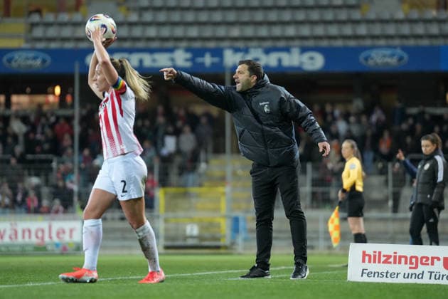 Edmond Kapllani (SC Freiburg, Trainer) im Vordergrund Lisa Karl (SC Freiburg, 02) , Deutschland, Fussball, GooglePixel Frauen-Bundesliga, 22.Spieltag, 2025 2026, SC Freiburg vs. TSG 1899 Hoffenheim, 29.03.2026, Dreisamstadion, Freiburg, Deutschland DFB REGULATIONS PROHIBIT ANY USE OF PHOTOGRAPHS AS IMAGE SEQUENCES AND OR QUASI-VIDEO. Freiburg Dreisamstadion Baden-Wuerttemberg Deutschland Copyright: xArnexAmbergx