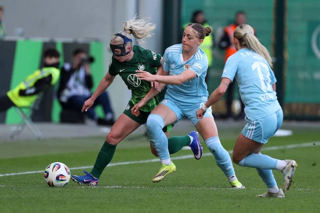 VfL vs. Berlin, BL Frauen Wolfsburg, 29.03.2026, Fußball, Frauen, Google Pixel Bundesliga, Saison 2025 2026, VfL Wolfsburg vs FC Union Berlin, Thea Bjelde (VfL Wolfsburg), Lia Kamber (Union Berlin), Judith Steinert (Union Berlin) AOK Stadion Niedersachsen Deutschland
