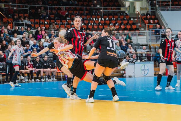 Nora Erhardt (TG Nuettingen, 14) beim Sprungwurf im Zweikampf gegen Denise Mol (TSV Bayer 04 Leverkusen, 19) und Sophia Cormann (TSV Bayer 04 Leverkusen, 10) TSV Bayer 04 Leverkusen vs. TG Nuertingen, Handball, 2.Handball-Bundesliga, 22.Spieltag, Saison 2025 26, 29.03.2026, TSV Bayer 04 Leverkusen vs. TG Nuertingen, Handball, 2.HBL, 22.Spieltag, Saison 2025 26, 29.03.2026 Leverkusen Copyright: xEibner-Pressefoto LukasxBaldygax EP_LBA