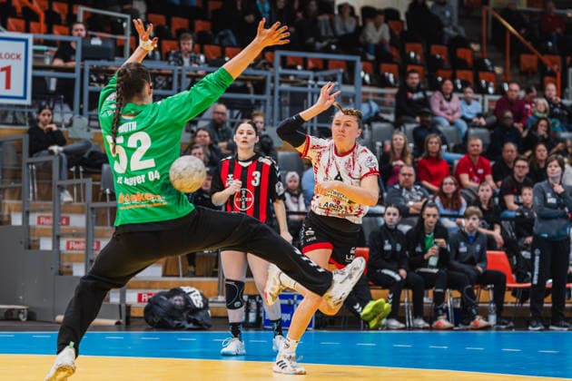 Nina Fischer (TG Nuettingen, 04) wirft an Merle Muth (TSV Bayer 04 Leverkusen, 52) vorbei ins Tor, Dana Gruner (TSV Bayer 04 Leverkusen, 03) schaut dabei zu TSV Bayer 04 Leverkusen vs. TG Nuertingen, Handball, 2.Handball-Bundesliga, 22.Spieltag, Saison 2025 26, 29.03.2026, TSV Bayer 04 Leverkusen vs. TG Nuertingen, Handball, 2.HBL, 22.Spieltag, Saison 2025 26, 29.03.2026 Leverkusen Copyright: xEibner-Pressefoto LukasxBaldygax EP_LBA