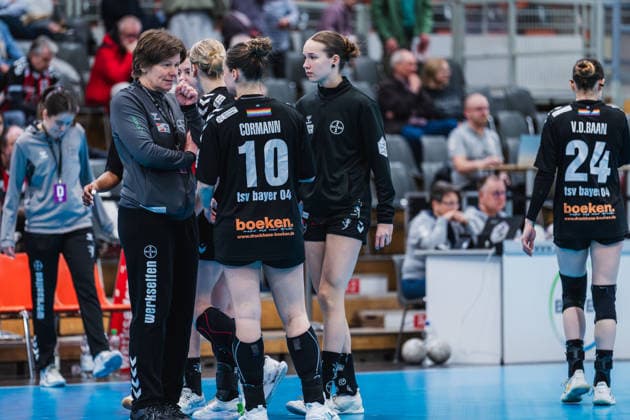 Sybille Gruner (TSV Bayer 04 Leverkusen, Trainierin) gibt Sophia Cormann (TSV Bayer 04 Leverkusen, 10) Anweisungen vor dem Spiel TSV Bayer 04 Leverkusen vs. TG Nuertingen, Handball, 2.Handball-Bundesliga, 22.Spieltag, Saison 2025 26, 29.03.2026, TSV Bayer 04 Leverkusen vs. TG Nuertingen, Handball, 2.HBL, 22.Spieltag, Saison 2025 26, 29.03.2026 Leverkusen Copyright: xEibner-Pressefoto LukasxBaldygax EP_LBA