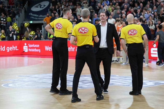 Enttaeuscht auf dem Spielfeld TY Harrelson (Ratiopharm Ulm, Head Coach) GER, MLP Academics Heidelberg vs. Ratiopharm Ulm, Basketball, easycredit Basketball Bundesliga, 26.Spieltag, Saison, 2025 2026, 29.03.2025 GER, MLP Academics Heidelberg vs. Ratiopharm Ulm, Basketball, easycredit Basketball Bundesliga, 26.Spieltag, Saison, 2025 2026, 29.03.2025 Heidelberg Copyright: xEibner-Pressefoto JoergxHirschx EP_JHH