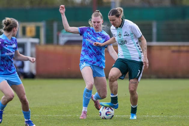 v.li.: Maike Berentzen (SGS Essen, 13) und Larissa Mühlhaus (SV Werder Bremen, 7) im Zweikampf, Duell, Dynamik, Aktion, Action, Spielszene, DIE DFB-RICHTLINIEN UNTERSAGEN JEGLICHE NUTZUNG VON FOTOS ALS SEQUENZBILDER UND ODER VIDEOÄHNLICHE FOTOSTRECKEN. DFB REGULATIONS PROHIBIT ANY USE OF PHOTOGRAPHS AS IMAGE SEQUENCES AND OR QUASI-VIDEO., 29.03.2026, Bremen (Deutschland), Fussball, Google Pixel Frauen-Bundesliga, SV Werder Bremen - SGS Essen