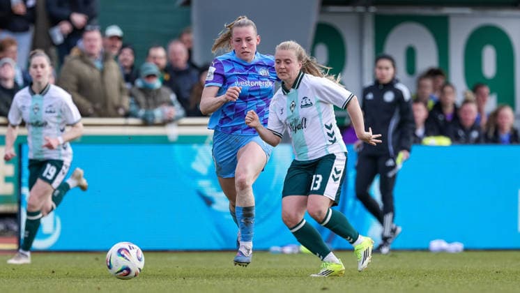 v.li.: Ramona Maier (SGS Essen, 9) und Ricarda Walkling (SV Werder Bremen, 13) im Zweikampf, Duell, Dynamik, Aktion, Action, Spielszene, DIE DFB-RICHTLINIEN UNTERSAGEN JEGLICHE NUTZUNG VON FOTOS ALS SEQUENZBILDER UND ODER VIDEOÄHNLICHE FOTOSTRECKEN. DFB REGULATIONS PROHIBIT ANY USE OF PHOTOGRAPHS AS IMAGE SEQUENCES AND OR QUASI-VIDEO., 29.03.2026, Bremen (Deutschland), Fussball, Google Pixel Frauen-Bundesliga, SV Werder Bremen - SGS Essen