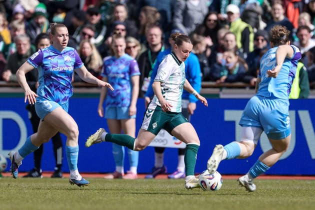 v.li.: Ramona Maier (SGS Essen, 9), Chiara D Angelo (SV Werder Bremen, 2) und Paulina Platner (SGS Essen, 25) im Zweikampf, Duell, Dynamik, Aktion, Action, Spielszene, DIE DFB-RICHTLINIEN UNTERSAGEN JEGLICHE NUTZUNG VON FOTOS ALS SEQUENZBILDER UND ODER VIDEOÄHNLICHE FOTOSTRECKEN. DFB REGULATIONS PROHIBIT ANY USE OF PHOTOGRAPHS AS IMAGE SEQUENCES AND OR QUASI-VIDEO., 29.03.2026, Bremen (Deutschland), Fussball, Google Pixel Frauen-Bundesliga, SV Werder Bremen - SGS Essen