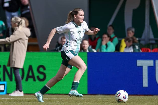 Juliane Wirtz (SV Werder Bremen, 28) am Ball, Freisteller, Einzelbild, Ganzkörper, Aktion, Action, Spielszene, DIE DFB-RICHTLINIEN UNTERSAGEN JEGLICHE NUTZUNG VON FOTOS ALS SEQUENZBILDER UND ODER VIDEOÄHNLICHE FOTOSTRECKEN. DFB REGULATIONS PROHIBIT ANY USE OF PHOTOGRAPHS AS IMAGE SEQUENCES AND OR QUASI-VIDEO., 29.03.2026, Bremen (Deutschland), Fussball, Google Pixel Frauen-Bundesliga, SV Werder Bremen - SGS Essen