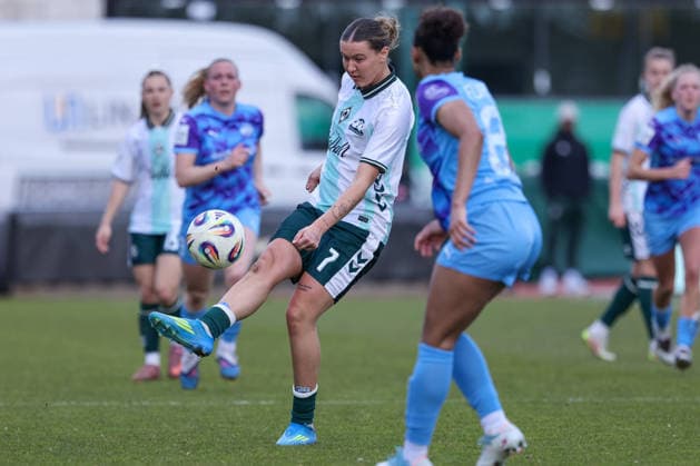 Larissa Mühlhaus (SV Werder Bremen, 7) am Ball, Einzelbild, Ganzkörper, Aktion, Action, Spielszene, DIE DFB-RICHTLINIEN UNTERSAGEN JEGLICHE NUTZUNG VON FOTOS ALS SEQUENZBILDER UND ODER VIDEOÄHNLICHE FOTOSTRECKEN. DFB REGULATIONS PROHIBIT ANY USE OF PHOTOGRAPHS AS IMAGE SEQUENCES AND OR QUASI-VIDEO., 29.03.2026, Bremen (Deutschland), Fussball, Google Pixel Frauen-Bundesliga, SV Werder Bremen - SGS Essen