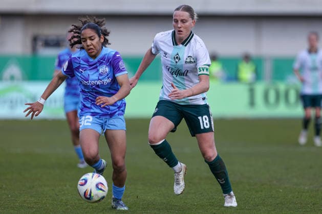 v.li.: Ella Touon (SGS Essen, 32) und Lina Hausicke (SV Werder Bremen, 18) im Zweikampf, Duell, Dynamik, Aktion, Action, Spielszene, DIE DFB-RICHTLINIEN UNTERSAGEN JEGLICHE NUTZUNG VON FOTOS ALS SEQUENZBILDER UND ODER VIDEOÄHNLICHE FOTOSTRECKEN. DFB REGULATIONS PROHIBIT ANY USE OF PHOTOGRAPHS AS IMAGE SEQUENCES AND OR QUASI-VIDEO., 29.03.2026, Bremen (Deutschland), Fussball, Google Pixel Frauen-Bundesliga, SV Werder Bremen - SGS Essen