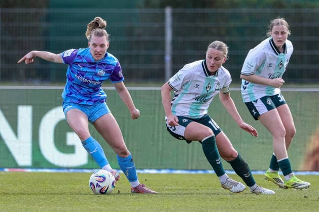 v.li.: Maike Berentzen (SGS Essen, 13) und Lina Hausicke (SV Werder Bremen, 18) im Zweikampf, Duell, Dynamik, Aktion, Action, Spielszene, DIE DFB-RICHTLINIEN UNTERSAGEN JEGLICHE NUTZUNG VON FOTOS ALS SEQUENZBILDER UND ODER VIDEOÄHNLICHE FOTOSTRECKEN. DFB REGULATIONS PROHIBIT ANY USE OF PHOTOGRAPHS AS IMAGE SEQUENCES AND OR QUASI-VIDEO., 29.03.2026, Bremen (Deutschland), Fussball, Google Pixel Frauen-Bundesliga, SV Werder Bremen - SGS Essen