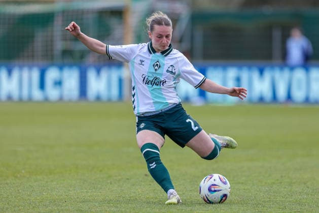 Chiara D Angelo (SV Werder Bremen, 2) am Ball, Freisteller, Einzelbild, Ganzkörper, Aktion, Action, Spielszene, DIE DFB-RICHTLINIEN UNTERSAGEN JEGLICHE NUTZUNG VON FOTOS ALS SEQUENZBILDER UND ODER VIDEOÄHNLICHE FOTOSTRECKEN. DFB REGULATIONS PROHIBIT ANY USE OF PHOTOGRAPHS AS IMAGE SEQUENCES AND OR QUASI-VIDEO., 29.03.2026, Bremen (Deutschland), Fussball, Google Pixel Frauen-Bundesliga, SV Werder Bremen - SGS Essen