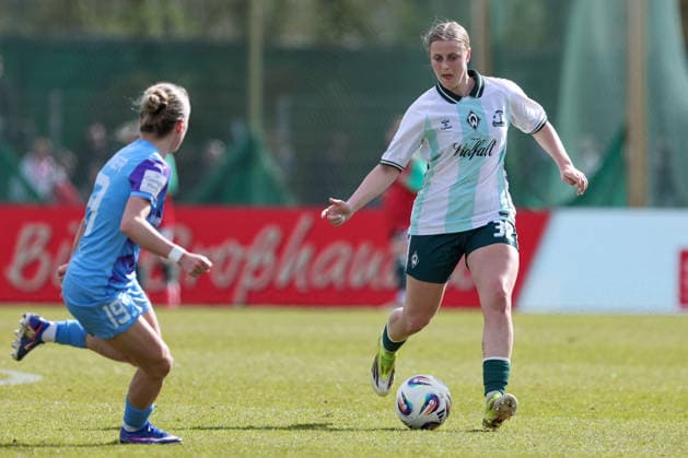 Sarah Gutmann (SV Werder Bremen, 32) am Ball, Einzelbild, Ganzkörper, Aktion, Action, Spielszene, DIE DFB-RICHTLINIEN UNTERSAGEN JEGLICHE NUTZUNG VON FOTOS ALS SEQUENZBILDER UND ODER VIDEOÄHNLICHE FOTOSTRECKEN. DFB REGULATIONS PROHIBIT ANY USE OF PHOTOGRAPHS AS IMAGE SEQUENCES AND OR QUASI-VIDEO., 29.03.2026, Bremen (Deutschland), Fussball, Google Pixel Frauen-Bundesliga, SV Werder Bremen - SGS Essen