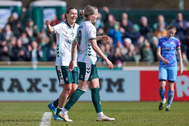 v.li.: Larissa Mühlhaus (SV Werder Bremen, 7) und Torschützin Lina Hausicke (SV Werder Bremen, 18) mit Torjubel, Jubel, jubeln, jubelt, optimistisch, Spielszene, Highlight, Freude über das Tor zum 2:0, DIE DFB-RICHTLINIEN UNTERSAGEN JEGLICHE NUTZUNG VON FOTOS ALS SEQUENZBILDER UND ODER VIDEOÄHNLICHE FOTOSTRECKEN. DFB REGULATIONS PROHIBIT ANY USE OF PHOTOGRAPHS AS IMAGE SEQUENCES AND OR QUASI-VIDEO., 29.03.2026, Bremen (Deutschland), Fussball, Google Pixel Frauen-Bundesliga, SV Werder Bremen - SGS Essen