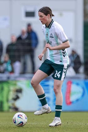 Lara Schmidt (SV Werder Bremen, 24) am Ball, Freisteller, Einzelbild, Ganzkörper, Aktion, Action, Spielszene, DIE DFB-RICHTLINIEN UNTERSAGEN JEGLICHE NUTZUNG VON FOTOS ALS SEQUENZBILDER UND ODER VIDEOÄHNLICHE FOTOSTRECKEN. DFB REGULATIONS PROHIBIT ANY USE OF PHOTOGRAPHS AS IMAGE SEQUENCES AND OR QUASI-VIDEO., 29.03.2026, Bremen (Deutschland), Fussball, Google Pixel Frauen-Bundesliga, SV Werder Bremen - SGS Essen