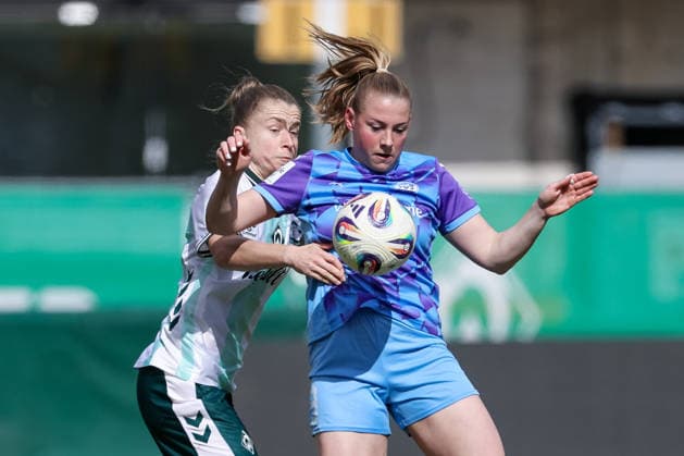 v.li.: Michelle Ulbrich (SV Werder Bremen, 5) und Ramona Maier (SGS Essen, 9) im Zweikampf, Duell, Dynamik, Aktion, Action, Spielszene, Portrait, Nahaufnahme, DIE DFB-RICHTLINIEN UNTERSAGEN JEGLICHE NUTZUNG VON FOTOS ALS SEQUENZBILDER UND ODER VIDEOÄHNLICHE FOTOSTRECKEN. DFB REGULATIONS PROHIBIT ANY USE OF PHOTOGRAPHS AS IMAGE SEQUENCES AND OR QUASI-VIDEO., 29.03.2026, Bremen (Deutschland), Fussball, Google Pixel Frauen-Bundesliga, SV Werder Bremen - SGS Essen
