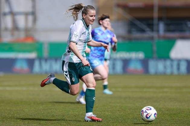Lena Petermann (SV Werder Bremen, 20) am Ball, Einzelbild, Ganzkörper, Aktion, Action, Spielszene, DIE DFB-RICHTLINIEN UNTERSAGEN JEGLICHE NUTZUNG VON FOTOS ALS SEQUENZBILDER UND ODER VIDEOÄHNLICHE FOTOSTRECKEN. DFB REGULATIONS PROHIBIT ANY USE OF PHOTOGRAPHS AS IMAGE SEQUENCES AND OR QUASI-VIDEO., 29.03.2026, Bremen (Deutschland), Fussball, Google Pixel Frauen-Bundesliga, SV Werder Bremen - SGS Essen