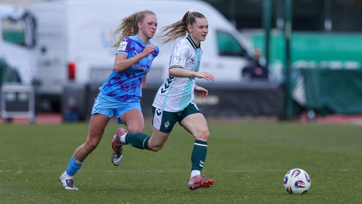v.li.: Julie Terlinden (SGS Essen, 2) und Michelle Weiß (SV Werder Bremen, 15) im Laufduell, Zweikampf, Duell, Dynamik, Aktion, Action, Spielszene, DIE DFB-RICHTLINIEN UNTERSAGEN JEGLICHE NUTZUNG VON FOTOS ALS SEQUENZBILDER UND ODER VIDEOÄHNLICHE FOTOSTRECKEN. DFB REGULATIONS PROHIBIT ANY USE OF PHOTOGRAPHS AS IMAGE SEQUENCES AND OR QUASI-VIDEO., 29.03.2026, Bremen (Deutschland), Fussball, Google Pixel Frauen-Bundesliga, SV Werder Bremen - SGS Essen