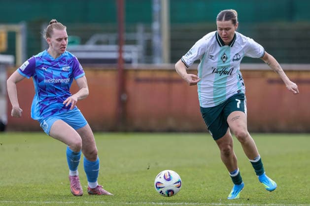 v.li.: Maike Berentzen (SGS Essen, 13) und Larissa Mühlhaus (SV Werder Bremen, 7) im Zweikampf, Duell, Dynamik, Aktion, Action, Spielszene, DIE DFB-RICHTLINIEN UNTERSAGEN JEGLICHE NUTZUNG VON FOTOS ALS SEQUENZBILDER UND ODER VIDEOÄHNLICHE FOTOSTRECKEN. DFB REGULATIONS PROHIBIT ANY USE OF PHOTOGRAPHS AS IMAGE SEQUENCES AND OR QUASI-VIDEO., 29.03.2026, Bremen (Deutschland), Fussball, Google Pixel Frauen-Bundesliga, SV Werder Bremen - SGS Essen