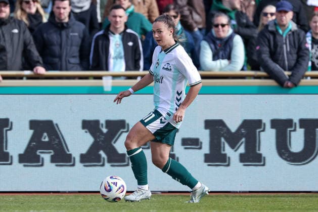 Maja Sternad (SV Werder Bremen, 11) am Ball, Freisteller, Einzelbild, Ganzkörper, Aktion, Action, Spielszene, DIE DFB-RICHTLINIEN UNTERSAGEN JEGLICHE NUTZUNG VON FOTOS ALS SEQUENZBILDER UND ODER VIDEOÄHNLICHE FOTOSTRECKEN. DFB REGULATIONS PROHIBIT ANY USE OF PHOTOGRAPHS AS IMAGE SEQUENCES AND OR QUASI-VIDEO., 29.03.2026, Bremen (Deutschland), Fussball, Google Pixel Frauen-Bundesliga, SV Werder Bremen - SGS Essen