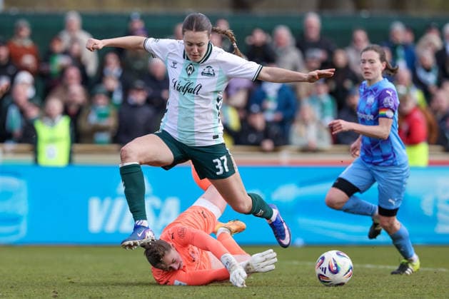 v.li.: Mara Alber (SV Werder Bremen, 37) und Luisa Palmen (Torhüterin, Torwart, SGS Essen, 21) im Zweikampf, Duell, Dynamik, Aktion, Action, Spielszene, DIE DFB-RICHTLINIEN UNTERSAGEN JEGLICHE NUTZUNG VON FOTOS ALS SEQUENZBILDER UND ODER VIDEOÄHNLICHE FOTOSTRECKEN. DFB REGULATIONS PROHIBIT ANY USE OF PHOTOGRAPHS AS IMAGE SEQUENCES AND OR QUASI-VIDEO., 29.03.2026, Bremen (Deutschland), Fussball, Google Pixel Frauen-Bundesliga, SV Werder Bremen - SGS Essen