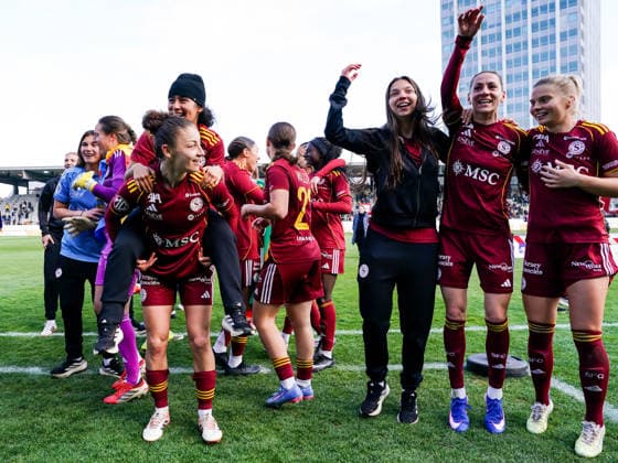 Switzerland: AXA Womens Cup Final 2025 26, BSC YB Frauen vs Servette FC Chenois Feminin - Schützenwiese, Winterthur: Players of Servette celebrate their victory after the final whistle; celebration; Copyright: xDanielaxPorcellix