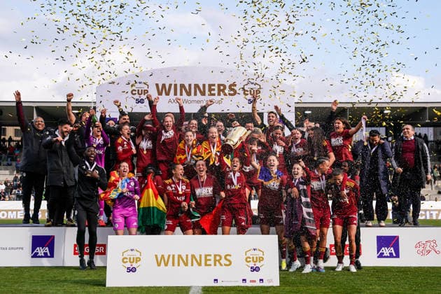 Switzerland: AXA Womens Cup Final 2025 26, BSC YB Frauen vs Servette FC Chenois Feminin - Schützenwiese, Winterthur: Players of Servette celebrate the victory during the trophy ceremony Copyright: xDanielaxPorcellix