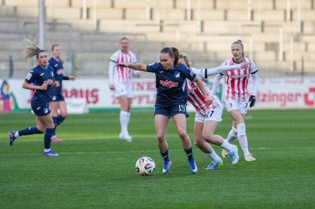 Google Pixel Frauen-Bundesliga: SC Freiburg vs. TSG Hoffenheim, 29.03.2026 Zweikampf zwischen Marie Steiner (TSG 1899 Hoffenheim, 19) und Sophie Nachtigall (SC Freiburg, 27) Google Pixel Frauen-Bundesliga: SC Freiburg vs. TSG Hoffenheim, Dreisamstadion, 29.03.2026 DFB DFL REGULATIONS PROHIBIT ANY USE OF PHOTOGRAPHS AS IMAGE SEQUENCES AND OR QUASI-VIDEO. Copyright: xBEAUTIFULxSPORTS Boscox