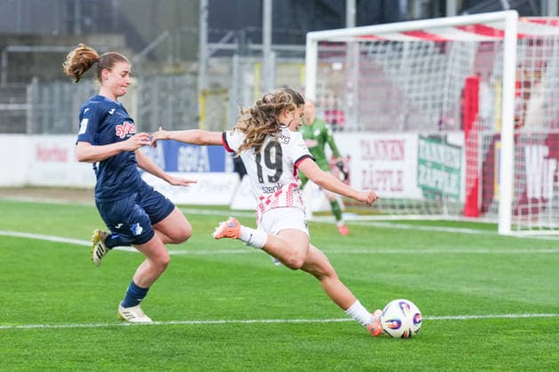 Google Pixel Frauen-Bundesliga: SC Freiburg vs. TSG Hoffenheim, 29.03.2026 Nia Szenk (SC Freiburg, 19) mit einer Flanke Google Pixel Frauen-Bundesliga: SC Freiburg vs. TSG Hoffenheim, Dreisamstadion, 29.03.2026 DFB DFL REGULATIONS PROHIBIT ANY USE OF PHOTOGRAPHS AS IMAGE SEQUENCES AND OR QUASI-VIDEO. Copyright: xBEAUTIFULxSPORTS Boscox