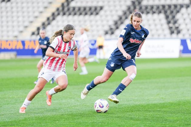 Google Pixel Frauen-Bundesliga: SC Freiburg vs. TSG Hoffenheim, 29.03.2026 Zweikampf zwischen Nia Szenk (SC Freiburg, 19) und eins Lisann Kaut (TSG 1899 Hoffenheim, 4) Google Pixel Frauen-Bundesliga: SC Freiburg vs. TSG Hoffenheim, Dreisamstadion, 29.03.2026 DFB DFL REGULATIONS PROHIBIT ANY USE OF PHOTOGRAPHS AS IMAGE SEQUENCES AND OR QUASI-VIDEO. Copyright: xBEAUTIFULxSPORTS Boscox