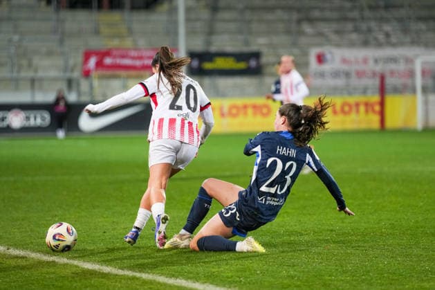 Google Pixel Frauen-Bundesliga: SC Freiburg vs. TSG Hoffenheim, 29.03.2026 Grätsche von Chiara Hahn (TSG 1899 Hoffenheim, 23) an Leela Egli (SC Freiburg, 20) Google Pixel Frauen-Bundesliga: SC Freiburg vs. TSG Hoffenheim, Dreisamstadion, 29.03.2026 DFB DFL REGULATIONS PROHIBIT ANY USE OF PHOTOGRAPHS AS IMAGE SEQUENCES AND OR QUASI-VIDEO. Copyright: xBEAUTIFULxSPORTS Boscox