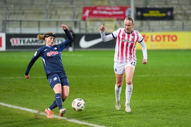 Google Pixel Frauen-Bundesliga: SC Freiburg vs. TSG Hoffenheim, 29.03.2026 Zweikampf an der Seitenlinie zwischen WiÃ«lle Douma (TSG 1899 Hoffenheim, 13) und Luca-Emily Birkholz (SC Freiburg, 23) Google Pixel Frauen-Bundesliga: SC Freiburg vs. TSG Hoffenheim, Dreisamstadion, 29.03.2026 DFB DFL REGULATIONS PROHIBIT ANY USE OF PHOTOGRAPHS AS IMAGE SEQUENCES AND OR QUASI-VIDEO. Copyright: xBEAUTIFULxSPORTS Boscox
