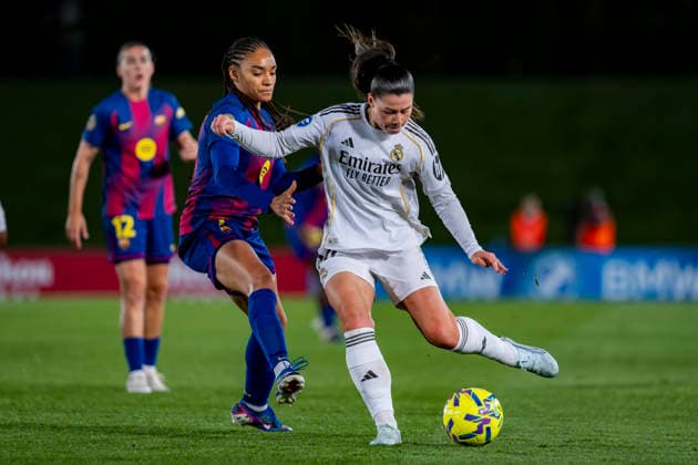 Real Madrid Femenino v FC Barcelona, Barca Femeni - Liga F Moeve Maria Mendez of Real Madrid CF (R) is in action with the ball defended by Salma Paralluelo of FC Barcelona (L) during the finetwork Liga F match between Real Madrid Femenino and FC Barcelona Femení at Estadio Alfredo Di Stefano on March 29, 2026 in Madrid, Spain. Valdebebas Estadio Alfredo Di Stefano Madrid Spain Copyright: xAlbertoxGardinx AGardin_20260329_Foot_LigaF_Rea_Mad_Bar_0662