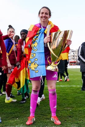 Switzerland: AXA Womens Cup Final 2025 26, BSC YB Frauen vs Servette FC Chenois Feminin - Schützenwiese, Winterthur: Players of Servette celebrate their victory and pose for a trophy photo; Enith Salon (Enith Salon Marcuello) (1 Servette) Copyright: xDanielaxPorcellix