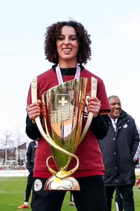Switzerland: AXA Womens Cup Final 2025 26, BSC YB Frauen vs Servette FC Chenois Feminin - Schützenwiese, Winterthur: Players of Servette celebrate their victory and pose for a trophy photo; Goutia Karchouni (10 Servette) Copyright: xDanielaxPorcellix