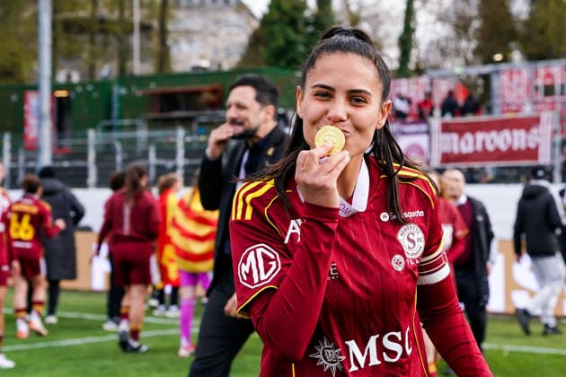 Switzerland: AXA Womens Cup Final 2025 26, BSC YB Frauen vs Servette FC Chenois Feminin - Schützenwiese, Winterthur: Players of Servette celebrate their victory; DaÃ¯na Bourma (Daina Bourma) (3 Servette) Copyright: xDanielaxPorcellix