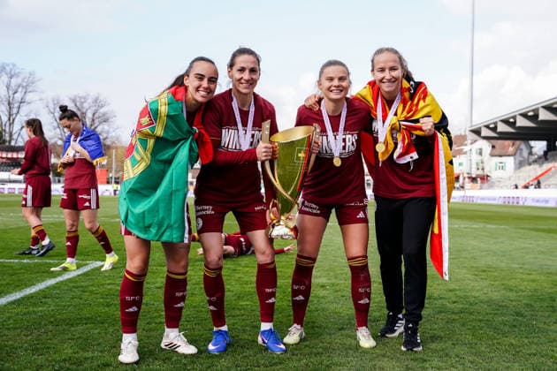 Switzerland: AXA Womens Cup Final 2025 26, BSC YB Frauen vs Servette FC Chenois Feminin - Schützenwiese, Winterthur: Players of Servette celebrate their victory and pose for a photo with the tropy and medals; Joana Marchao (Joana Gaspar Da Silva Marchao) (24 Servette) Ana Jelencic (18 Servette) Anna Maria Therese Simonsson (17 Servette) Laura Felber (4 Servette) Copyright: xDanielaxPorcellix