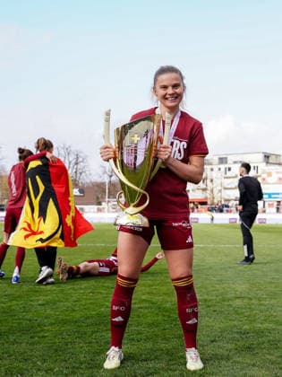 Switzerland: AXA Womens Cup Final 2025 26, BSC YB Frauen vs Servette FC Chenois Feminin - Schützenwiese, Winterthur: Players of Servette celebrate their victory and pose for a photo with the tropy and medals; Anna Maria Therese Simonsson (17 Servette) Copyright: xDanielaxPorcellix