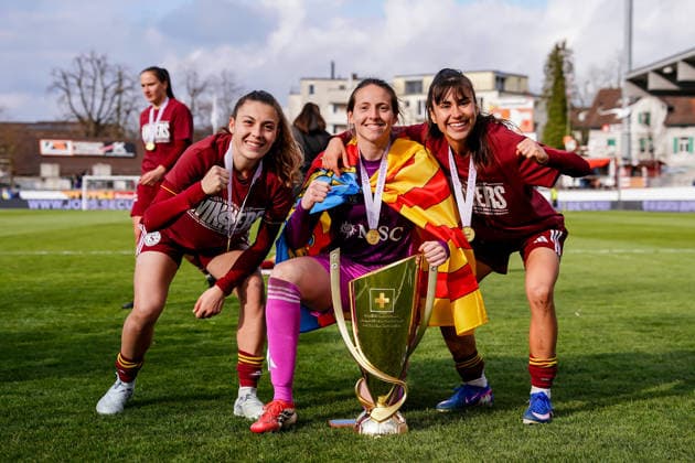 Switzerland: AXA Womens Cup Final 2025 26, BSC YB Frauen vs Servette FC Chenois Feminin - Schützenwiese, Winterthur: Players of Servette celebrate their victory and pose for a photo with the tropy and medals; Ascension Martinez Salinas (8 Servette) Enith Salon (Enith Salon Marcuello) (1 Servette) Cristina Libran Quiroga (14 Servette) Copyright: xDanielaxPorcellix
