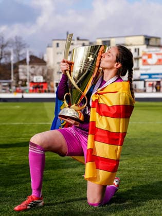 Switzerland: AXA Womens Cup Final 2025 26, BSC YB Frauen vs Servette FC Chenois Feminin - Schützenwiese, Winterthur: Players of Servette celebrate their victory and pose for a photo with the tropy and medals; Enith Salon (Enith Salon Marcuello) (1 Servette) Copyright: xDanielaxPorcellix