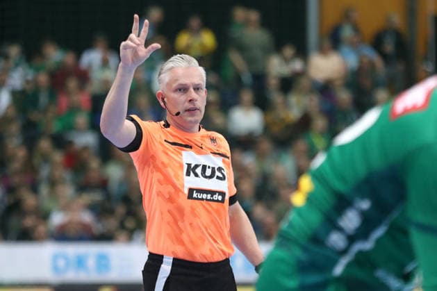 Handball DAIKIN HBL, SC DHfK Leipzig - ThSV Eisenach; 29.03.2026 Schiedsrichter Robert Schulze. Handball, DAIKIN HBL, 1. Bundesliga, Saison 2025 2026, 26. Spieltag: SC DHfK Leipzig vs. ThSV Eisenach am 29.03.2026 in der Quarterback Immobilien Arena Leipzig. Copyright: xBEAUTIFULxSPORTS JanxKaeferx