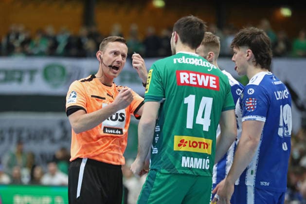Handball DAIKIN HBL, SC DHfK Leipzig - ThSV Eisenach; 29.03.2026 Schiedsrichter Tobias Tönnies mit einer Ansage. Handball, DAIKIN HBL, 1. Bundesliga, Saison 2025 2026, 26. Spieltag: SC DHfK Leipzig vs. ThSV Eisenach am 29.03.2026 in der Quarterback Immobilien Arena Leipzig. Copyright: xBEAUTIFULxSPORTS JanxKaeferx