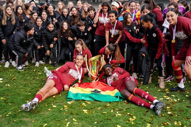 Switzerland: AXA Womens Cup Final 2025 26, BSC YB Frauen vs Servette FC Chenois Feminin - Schützenwiese, Winterthur: Players of Servette celebrate their victory and pose with the trophy Copyright: xDanielaxPorcellix