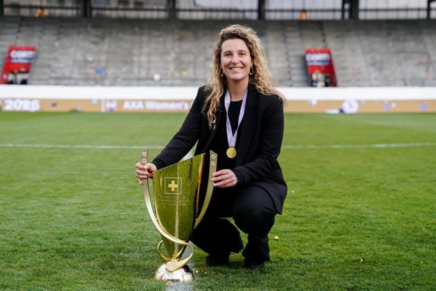 Switzerland: AXA Womens Cup Final 2025 26, BSC YB Frauen vs Servette FC Chenois Feminin - Schützenwiese, Winterthur: Players of Servette celebrate their victory and pose with the trophy; Marta Peiro Copyright: xDanielaxPorcellix