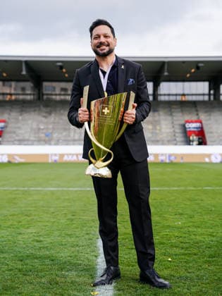 Switzerland: AXA Womens Cup Final 2025 26, BSC YB Frauen vs Servette FC Chenois Feminin - Schützenwiese, Winterthur: Players of Servette celebrate their victory and pose with the trophy; Servette President Yoann Brigante Copyright: xDanielaxPorcellix