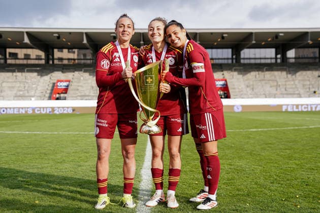 Switzerland: AXA Womens Cup Final 2025 26, BSC YB Frauen vs Servette FC Chenois Feminin - Schützenwiese, Winterthur: Players of Servette celebrate their victory and pose with the trophy; Paula Serrano (19 Servette) Elodie Nakkach (66 Servette) DaÃ¯na Bourma (Daina Bourma) (3 Servette) Copyright: xDanielaxPorcellix