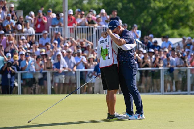HOUSTON, TX - MARCH 29: Gary Woodland (USA) embraces his caddie on the green on 18 after winning the Texas Children s Houston Open on March 29, 2026, at Memorial Park Golf Course, Houston, Texas. (Photo by Ken Murray Icon Sportswire) GOLF: MAR 29 PGA, Golf Herren Texas Children s Houston Open EDITORIAL USE ONLY Icon2603290404
